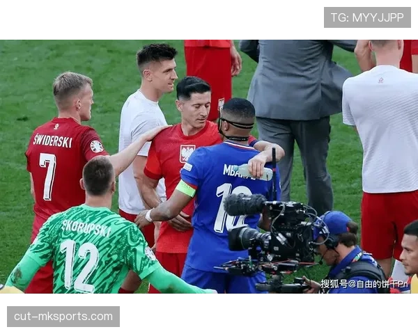 意大利与法国队交锋,欧洲杯小组赛表现稳健,精彩对决引人关注 意大利与法国队交锋,欧洲杯小组赛表现稳健,精彩对决引人关注