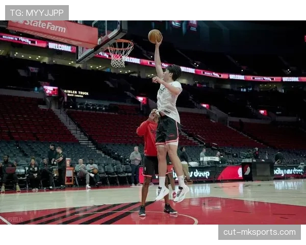 杨瀚森无球跑动提升防守强度 拉开对手内线空间效果显著