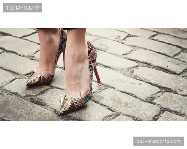 掌敏洁居然没穿高跟鞋出镜，是累坏了还是偷偷换了生活模式？