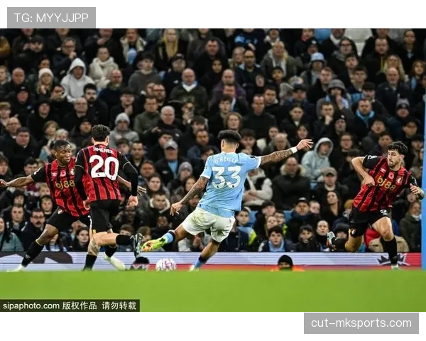 曼联战术体系缺乏稳定性，球队表现波动影响赛季走势